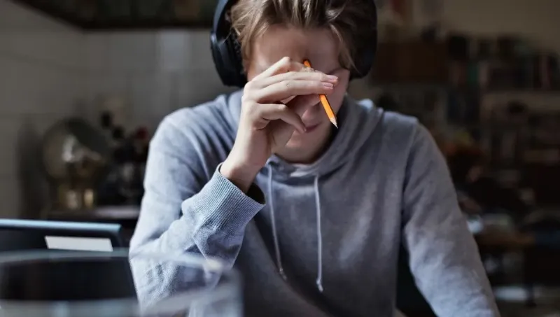 Un homme concentré écoutant de la musique classique avec un casque audio